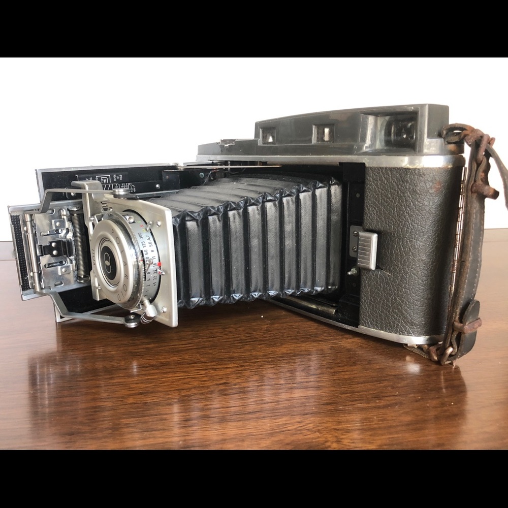 Vintage POLAROID 110A Pathfinder Land Camera